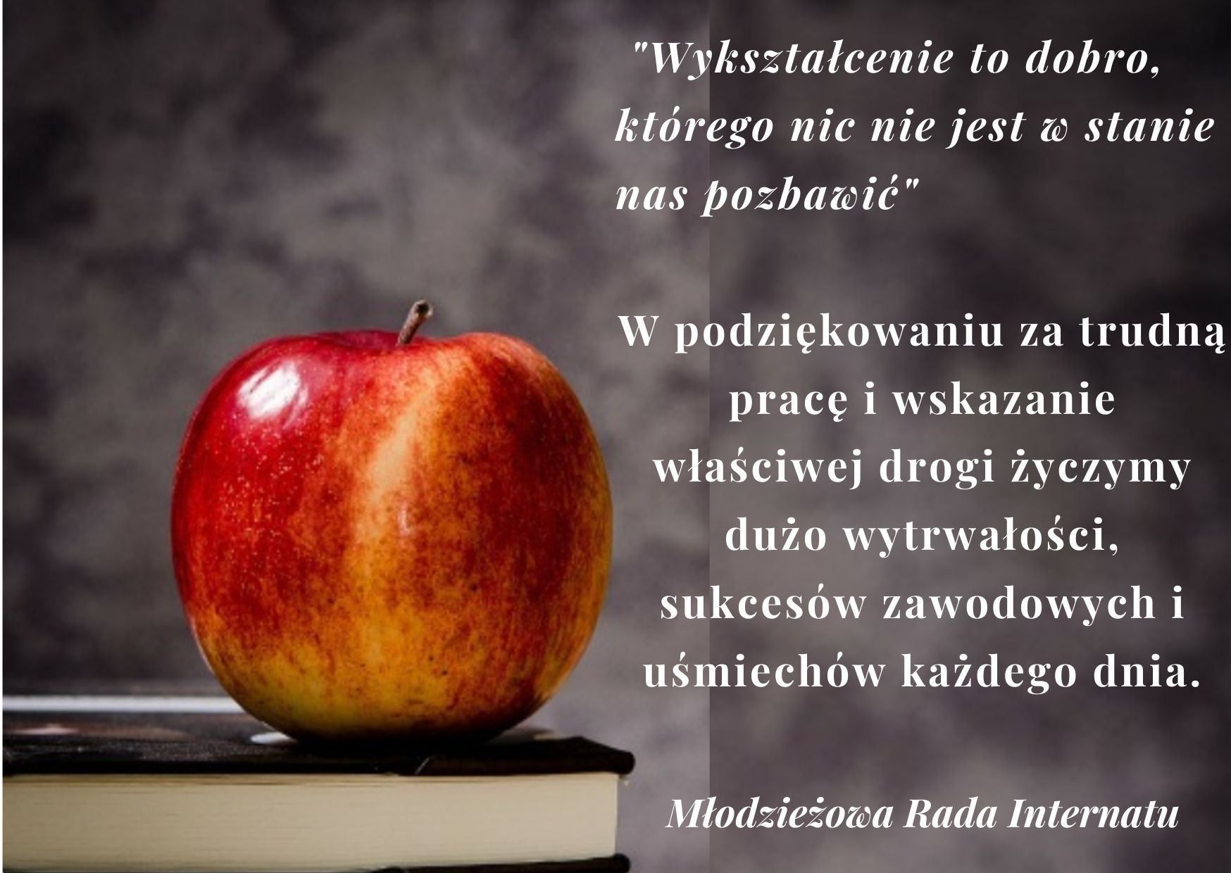 Kartka przedstawiająca książkę i jabłko wraz z życzeniami od Młodzieżowej Rady Internatu z okazji Dnia Edukacji Narodowej. Rozpoczyna się cytatem: „Wykształcenie to dobro, którego nic nie jest w stanie nas pozbawić”.